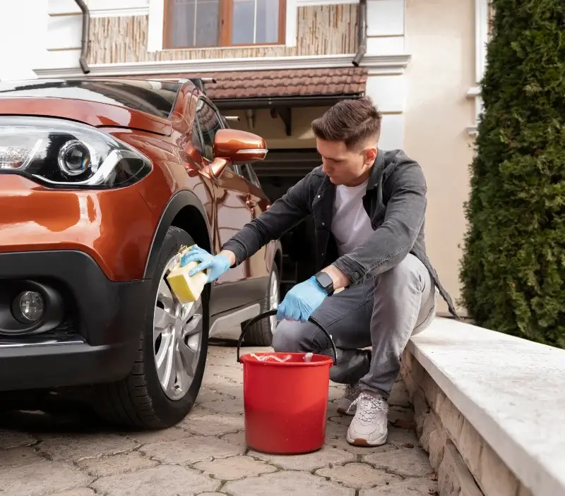 Lavage auto à domicile Laroque-Timbaut : professionnel intervenant sur un véhicule